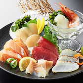 当店では、鮮度と質にこだわった、選りすぐりの刺身をご用意しております!脂がのったサーモンと、とろけるようないくらを贅沢に盛り合わせた「親子盛り」や、濃厚なまぐろとシャキッと香るたくあんが絶妙に合う「トロタクのつまみ」などメニューも充実!その日一番のおすすめを、どうぞ心ゆくまでお楽しみください。