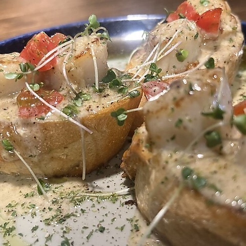 鉄板焼きを使った創作料理を,お客様のお口に合うように多数ご用意！お酒との相性も◎