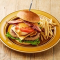 料理メニュー写真&nbsp;アボカドベーコンチーズバーガー