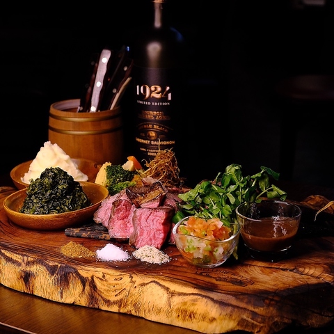 まるで冒険者になったかのような空間で楽しむ、塊肉のステーキと豊富なワイン。