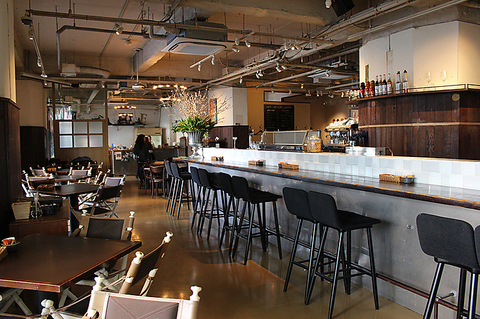 京橋駅高架下にあるカジュアルイタリアンダイニング★ゆったりした心地よい空間が◎