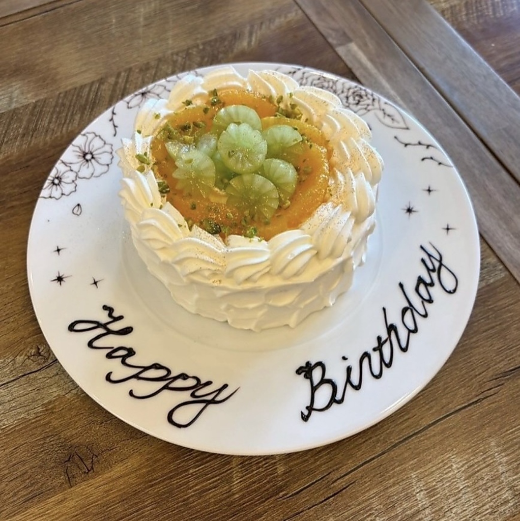 ホールケーキのご予約も承っております♪ 一週間前までのご予約でご注文可能。 