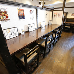 一人でも気軽に訪れられるカウンター席は、デートにもぴったりなスポットです。焼きたてのうなぎを静かに味わう特別な体験ができる場所。落ち着いた雰囲気の中で、リラックスした時間を過ごすことができます。自分だけのひとときを楽しむには最適な空間です。