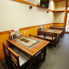 当店は4名掛けのテーブルが3つございます。普段使いにぴったりの落ち着いた雰囲気のお席になっております♪