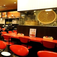 赤を基調にした活気ある空間