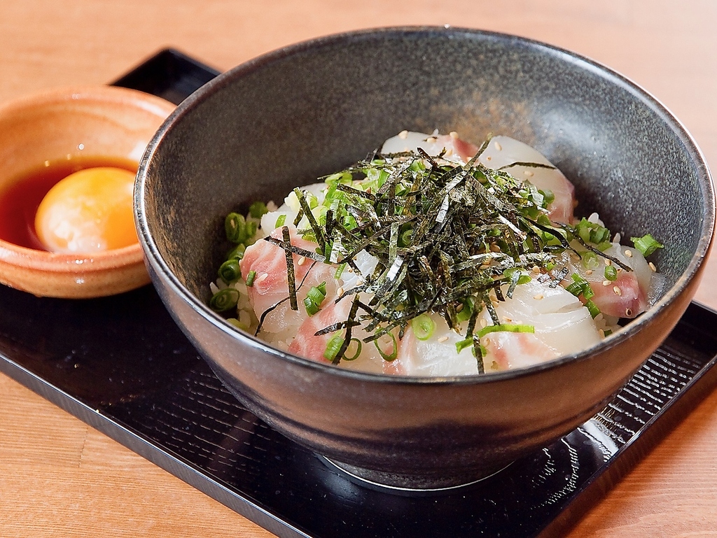 鯛の上品な風味とご飯の相性は抜群。広がる香りは、まさに一口食べれば幸せな気持ちにさせてくれます