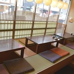 窓際のお座敷席はすべて掘りごたつとなっております。最大12名様での宴会も可能です◎