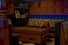 店内の活気ある雰囲気を感じながらも、自分たちだけのテリトリーを確保できる贅沢なシートです。スポーツの決定的な瞬間やカラオケのハイライトを、ソファに深く腰掛けてゆったりと見守る贅沢。ダーツの順番待ちも、仲間とドリンクを囲んでリラックスして過ごせます。