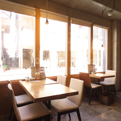 【テーブル席:4名様×1卓】リラックスして寛げる窓側席で少人数宴会♪店内はいって左手の窓側に4名様用のテーブル席がございます。気取らず寛げるカジュアルな店内は居心地抜群◎観光のお客様には今泉の街並みを眺めながらのお食事がおすすめ！その他、家族の食事や職場の仲間との飲み会など、少人数の集まりに最適です。