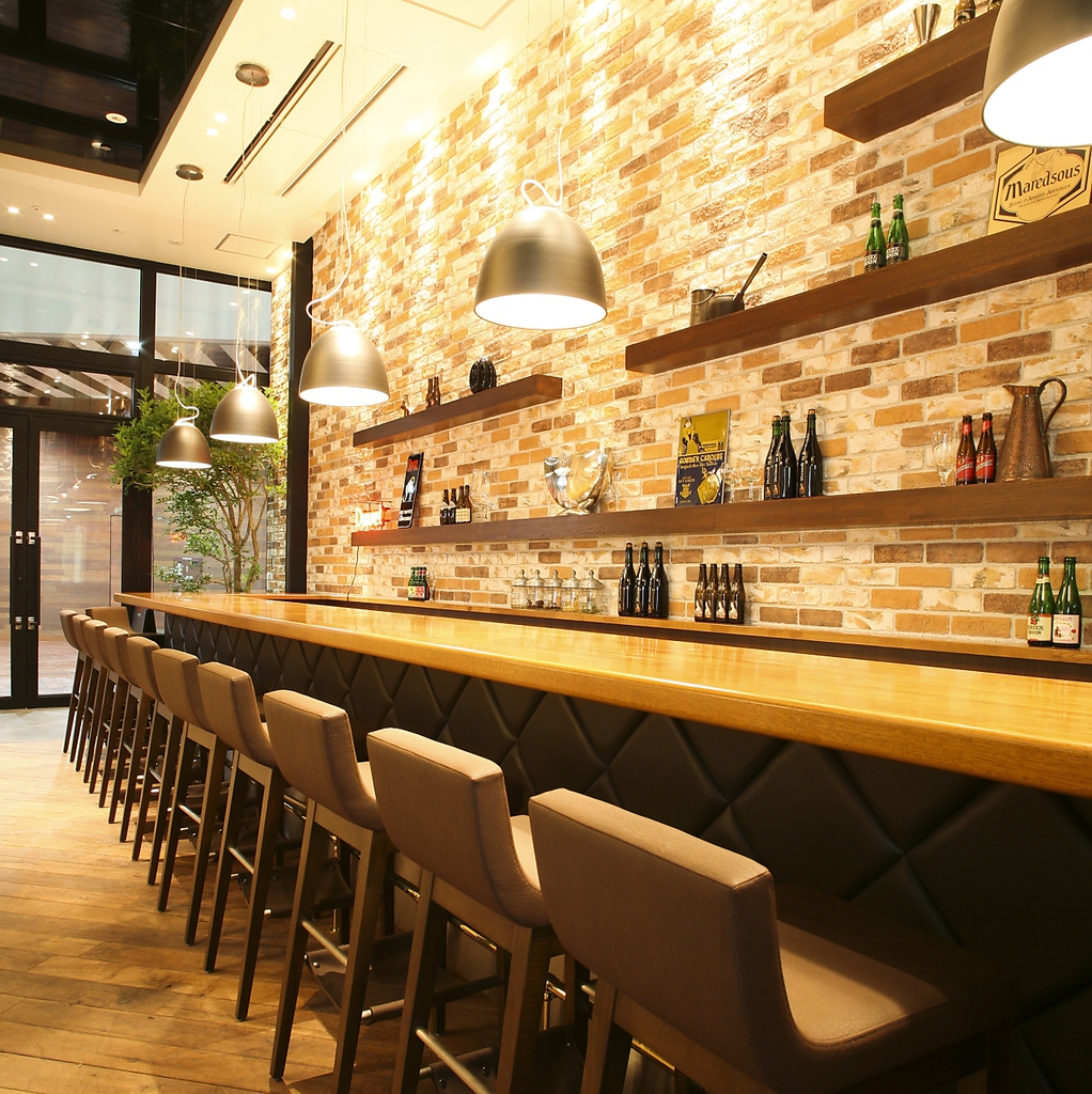 カウンター席もございます。お仕事帰りのサクのみにぴったり。お一人様もご安心してご利用ください。