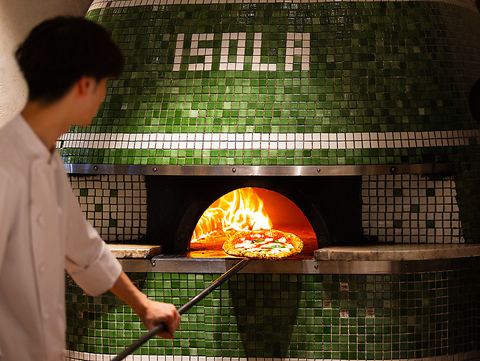 オープンキッチンと店内。400度の釜で一気に焼き上げるモチモチピッツァを。