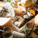 世界各国のチーズや、人気の花畑牧場のラクレットから、スイス産チーズフォンデュも人気