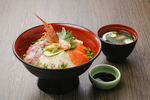 ランチも大人気！『海鮮丼990円』ご飯が余るほどどっさり盛られた海鮮がたっぷりで美味い！！