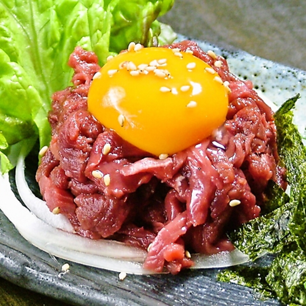他店ではなかなか味わえないダチョウのユッケ♪牛肉のような味わい？！他にタタキも有りますよ♪