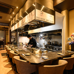 シェフが目の前で調理するスタイルで、新鮮な食材を使った本格的な料理を楽しめます。落ち着いた雰囲気の当店で大切な人との素敵な時間をお楽しみください。