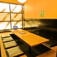 【4名様～8名様向けのテーブル席】温かみのある照明で落ち着いた雰囲気を演出しております。周りが仕切られたBOXのお席なら、人目を気にすることなくお楽しみいただけます。