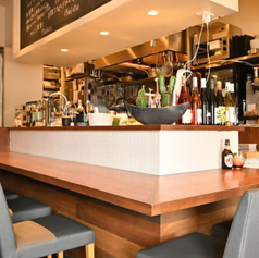 これからの季節のご宴会に。トロワフィスの貸切。お気軽にご相談ください。（着席時は13名、立食時は18名となります）