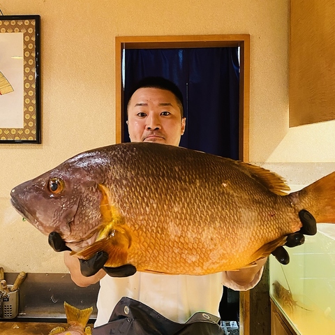 【店主の笑顔溢れる店内！】天然物のお魚とこだわりの逸品料理を厳選のお酒と共に♪