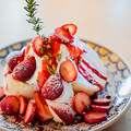 料理メニュー写真&nbsp;苺たっぷりベリーパンケーキ　