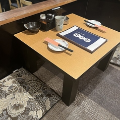 小上がりの座敷2名様席です。店内を見渡せる王様席