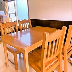アットホームな店内には木目調の可愛らしいテーブルをご用意！