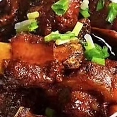 スペアリブの醤油煮込/鶏肉とじゃがいもとキノコの煮込み 各