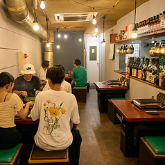 貸切可能◎どこか懐かしく、木の温もりが感じられる店内で、リラックスしてお食事をお楽しみいただけます。居心地の良い空間です！