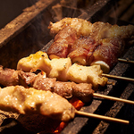 素材の旨味を閉じ込めた職人技の光る炭火でじっくり丁寧に焼き上げる串焼き。熱々の状態でどうぞ♪