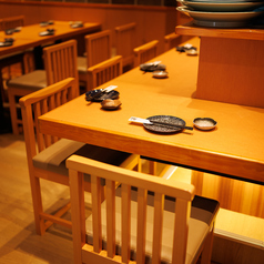 まるで異世界に迷い込んだような魅惑の和装空間でお客様をお迎えいたします。新橋で海鮮居酒屋をお探しなら当店にお任せください！雰囲気抜群のカウンター席でゆたっりとしたご宴会を！席のみ予約も大歓迎です。