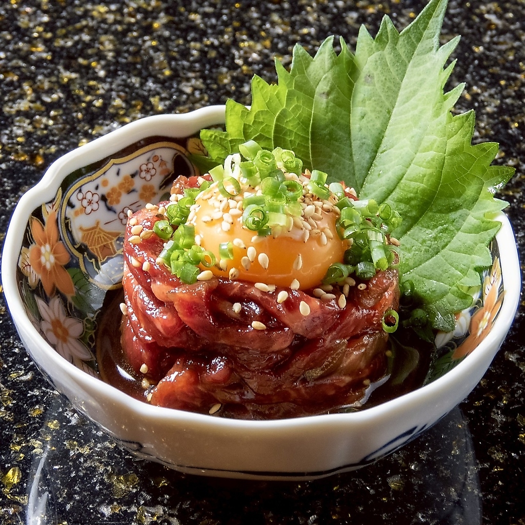 当店の大人気メニューの炙りユッケ！炙ることで肉の旨味が存分に味わえます♪ぜひ一度お試しください