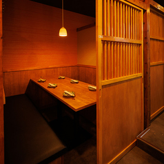 新型コロナ対策。当店は考えうる最大限の対策を実施しております。アルコール消毒箇所（営業時間の1時間ごと）→トイレ、出入り口、カウンター、椅子、テーブル、メニュー帳はお客様が入れ替わる毎にアルコール消毒をしております。(おでん/居酒屋/千葉駅/飲み放題/完全個室/海鮮/炉端焼き/焼き鳥)