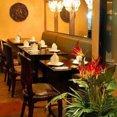 【ソファー席：1～10名様】ご宴会やお子様連れにも最適な広々ソファー席！落ち着いた雰囲気のソファー席は、最大10名様までご利用可能です。各種ご宴会やパーティーはもちろん、お子様連れのお客様にも最適です。開放的な空間で、南国のようなくつろぎのひとときをお過ごしいただけます。