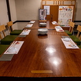 店内は昔ながらの和の雰囲気。木の温もりを感じるテーブル席で、会社終わりの飲み会や友人とのお食事をお楽しみください。