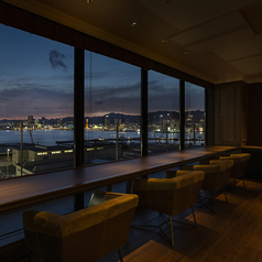 神戸大橋、神戸タワーや山麓電飾など、対岸から見る神戸の夜景を一望できるカウンター席