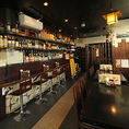 ずらりと並ぶお酒のボトルが目を引くカウンター席は、お一人様でも気軽に立ち寄れる特等席。スタッフとの会話を楽しんだり、じっくりと料理を味わったり、思い思いの時間を過ごせます。仕事帰りの一杯や、デートでの利用にも最適。こだわりのドリンクと共に、美味しい料理を心ゆくまでお楽しみください。