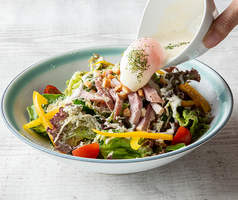 もち豚ベーコンと温玉のサラダ