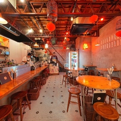 １階はテーブル席をご用意しております。キッチンも見え、中華居酒屋のおしゃれな雰囲気を味わうことができます！