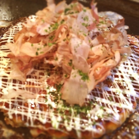 目の前で焼き上げるお好み焼きと、多彩な鉄板焼きを楽しめます。