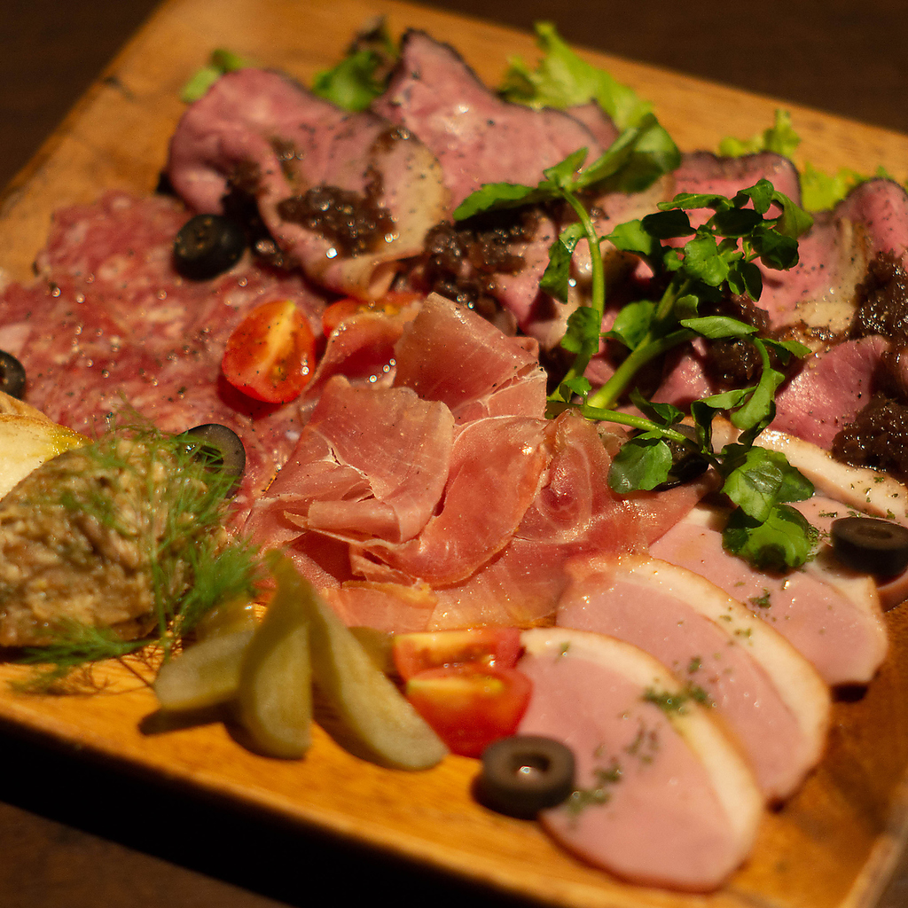 ハム・パテ・サラミ・生ハムなど、ボリュームがあって楽しめる盛り合わせです。お酒との相性も抜群◎