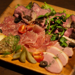 ハム・パテ・サラミ・生ハムなど、ボリュームがあって楽しめる盛り合わせです。お酒との相性も抜群◎