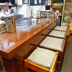 当店のカウンター席は、仕事帰りにふらっと立ち寄るのにぴったり！ぜひ、仕事の疲れを当店で癒してくださいね♪