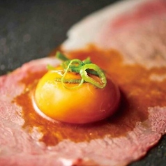 とろける卵黄と絡み合う、極上の生肉体験。