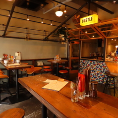 4名様～8名様までゆったりとおくつろぎいただけるテーブルのお席がございます。※予約状況により席希望に添えない可能性がございます。