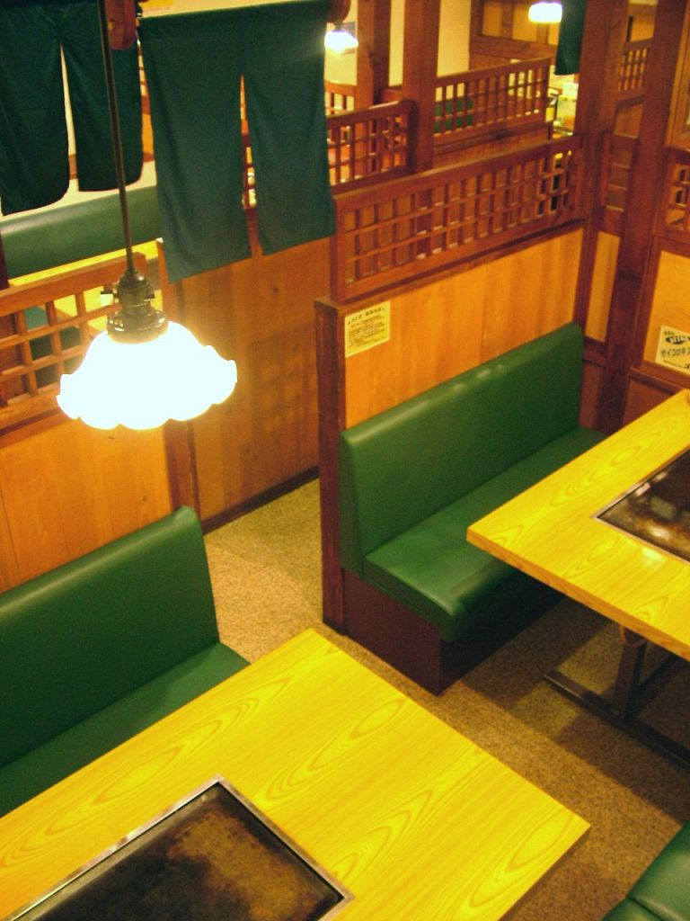 1Fは広々としたテーブル全40席あり◎臨場感あふれるカウンター席もありますよ！