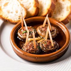 マッシュルームの生ハム詰め アヒージョ(バケット4枚付)