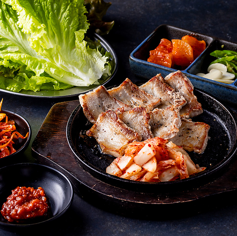 焼きたてサムギョプサル♪本場さながらの韓国料理をお楽しみください