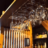 こだわりの炭火焼とワインの組み合わせ。落ち着いた空間は様々なシーンでお使いいただけます。