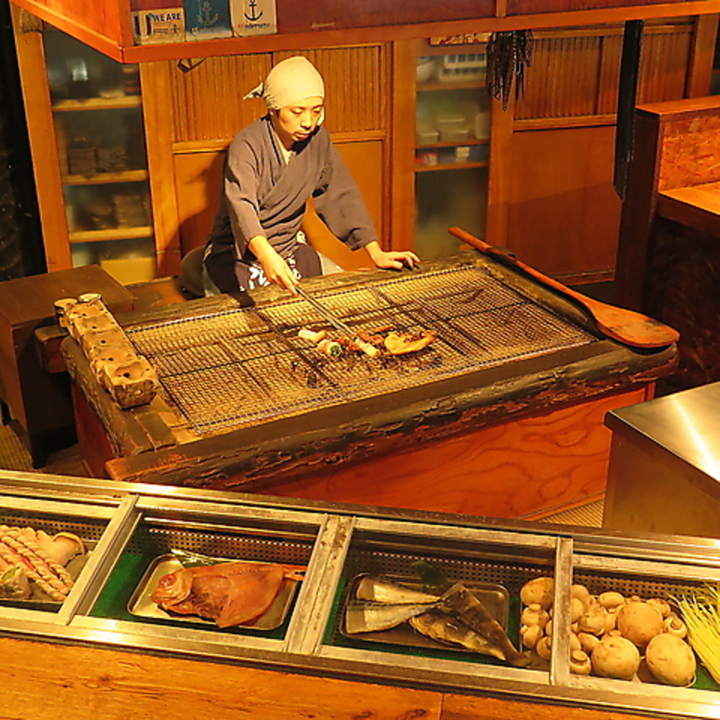 カウンター席は自慢のいろりを囲ったお席となっており、新鮮な食材を使用した料理を焼き上げます♪