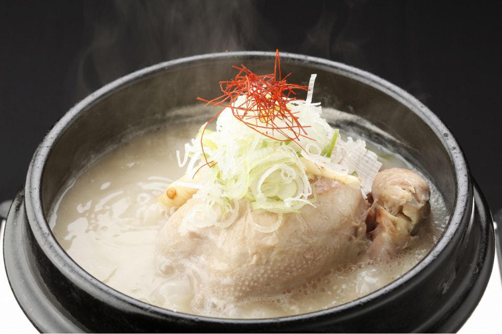 人気のサムゲタンでお肌ぷるぷる♪カラダにしみわたる美味しさ！！