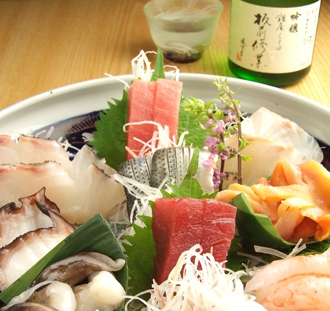 「日本料理かくあるべし」気取らない雰囲気で、正統派の日本料理を堪能できる老舗。